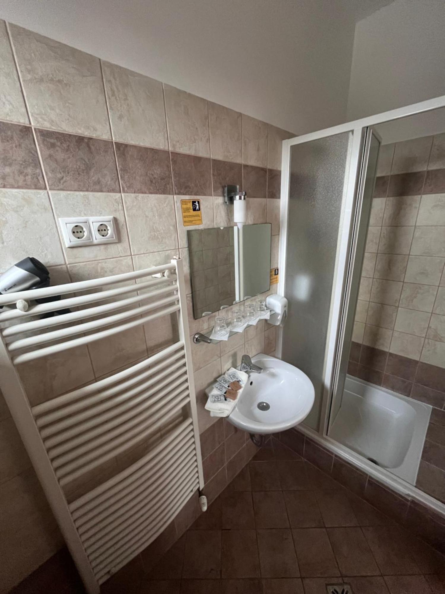 Hotel Rose City Boedapest Buitenkant foto