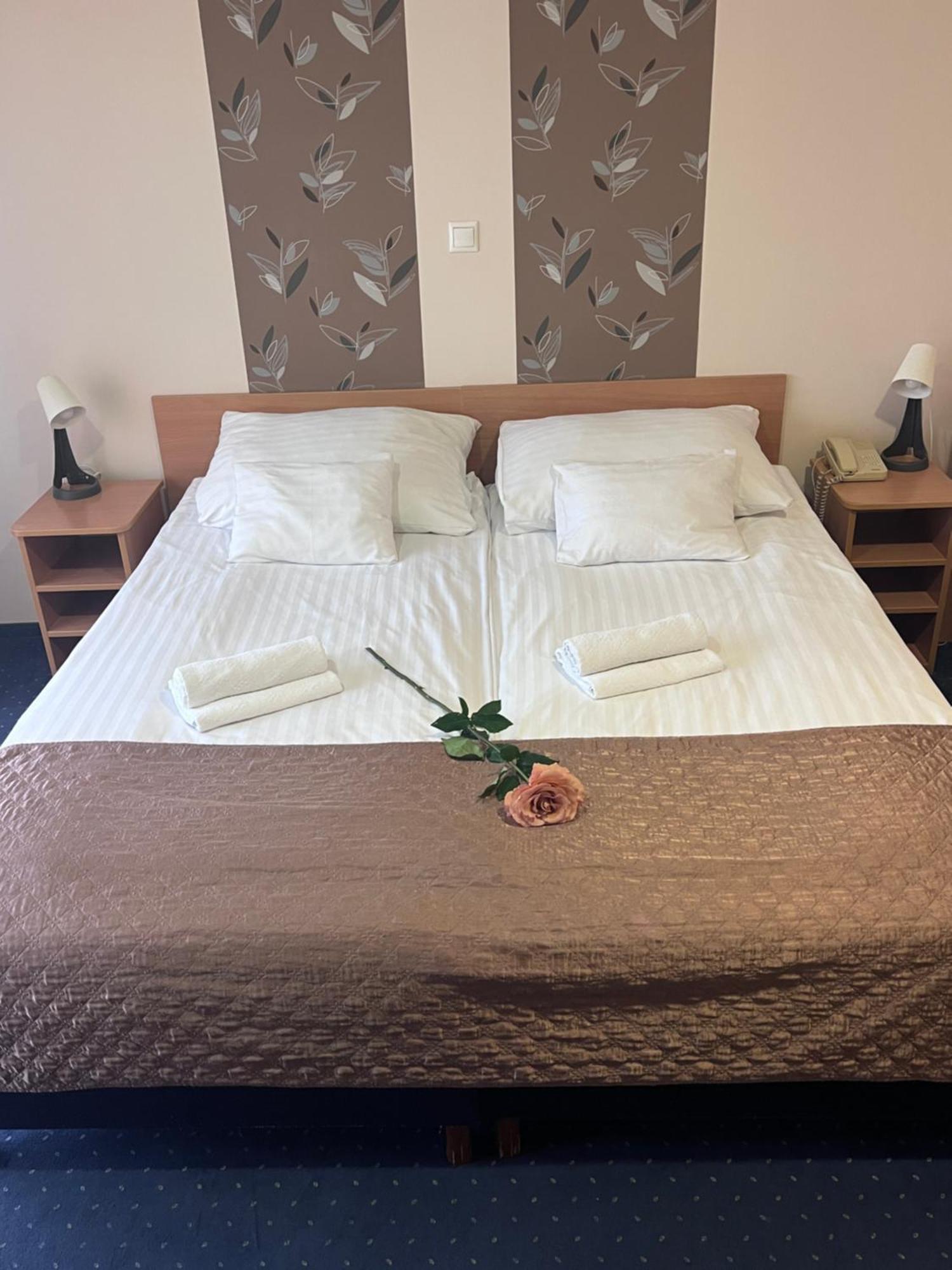 Hotel Rose City Boedapest Buitenkant foto